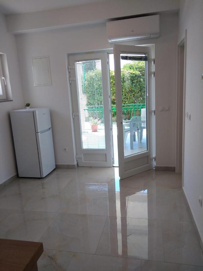 Apartment With Terrace And Garden Пировац Экстерьер фото